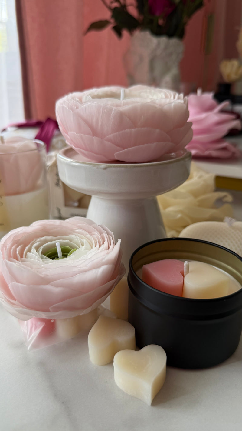 Luxury scented candle in matte black jar – heart wax topper